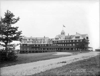 Haunted Historic Hotels Drive Occupancy in October Guests and staff of The Algonquin Resort